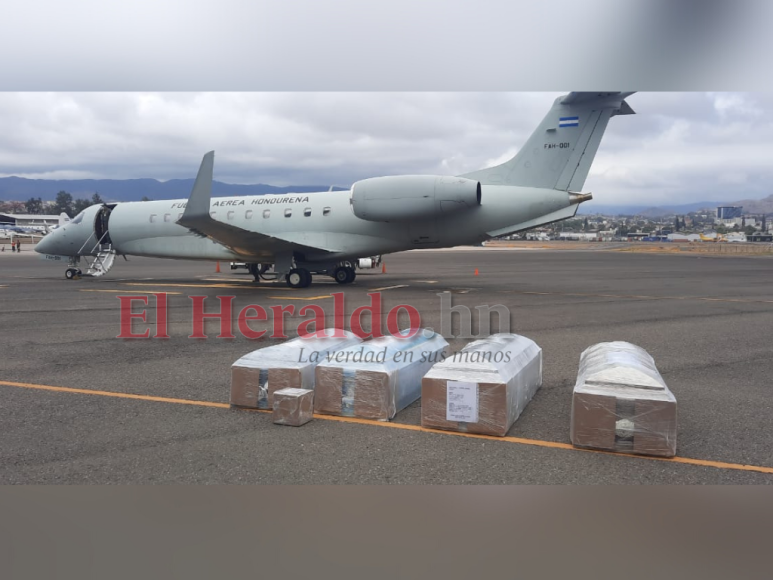 Así fue el traslado de hondureños muertos en México a bordo del avión presidencial