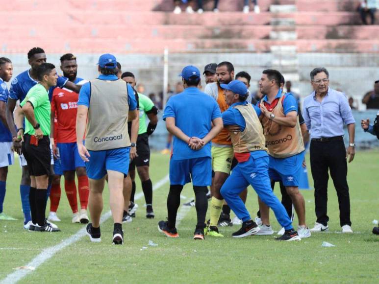 Bronca y polémico gesto: la expulsión de Pedro Troglio durante derrota del Olimpia