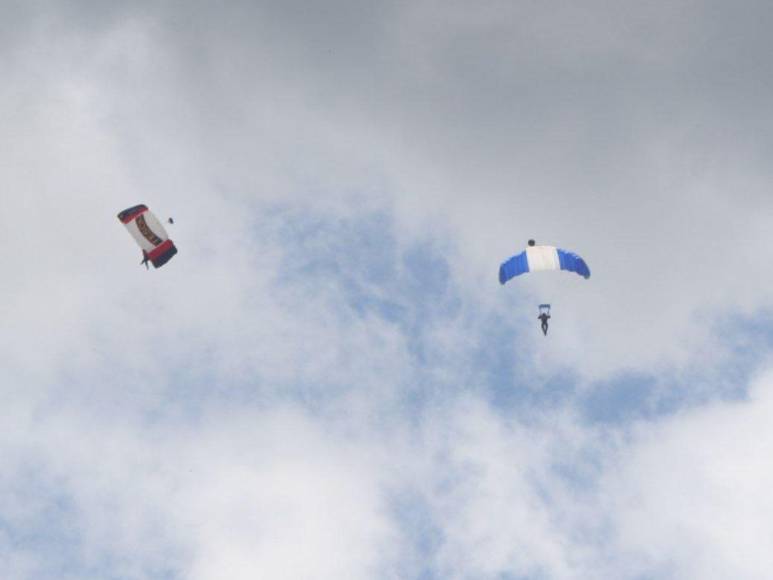 ¡Impresionante! Así surcaron el cielo hondureño los paracaidistas en los desfiles patrios