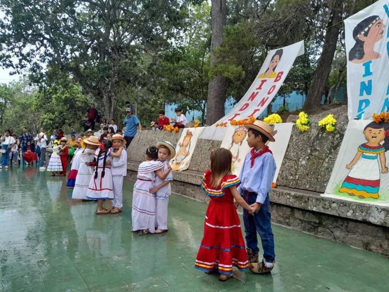 Alumnos conmemoran con danzas el Día del Cacique Lempira en la capital