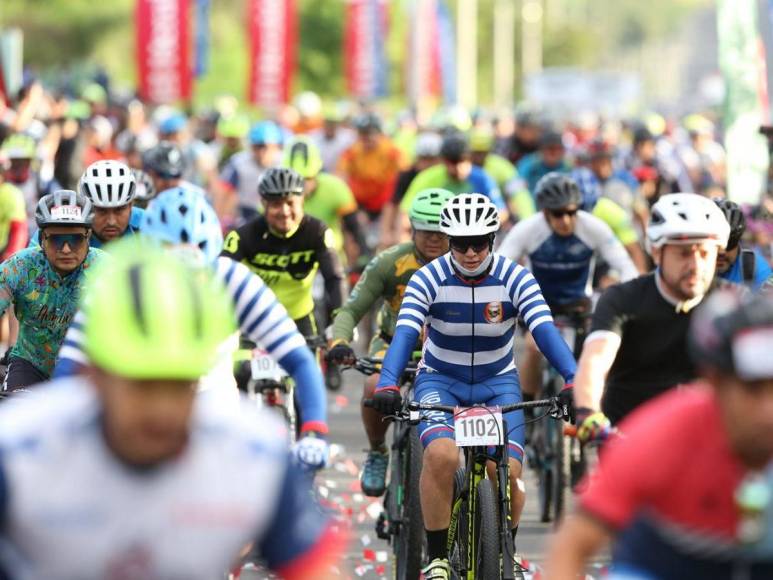 Jackelin Rock, la admirable abuelita de la Vuelta Ciclística