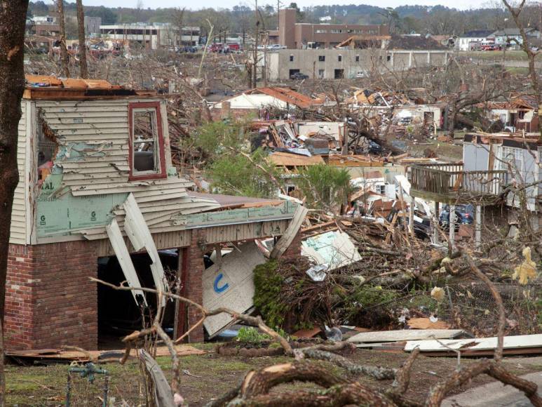 Las devastadoras imágenes del tornado que dejó varios muertos en Estados Unidos