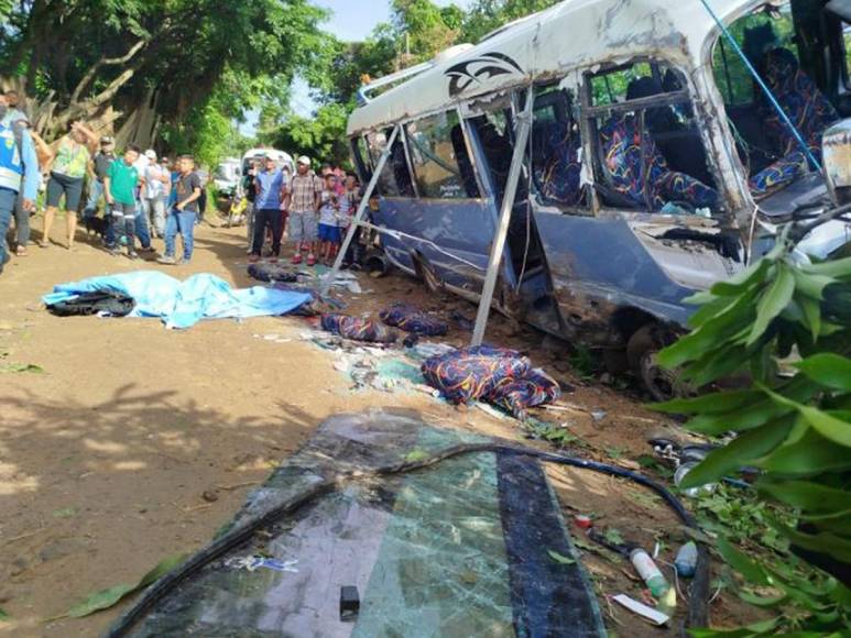 Drama y llanto: familiares llegan al accidente de bus en Altos de la Centroamérica