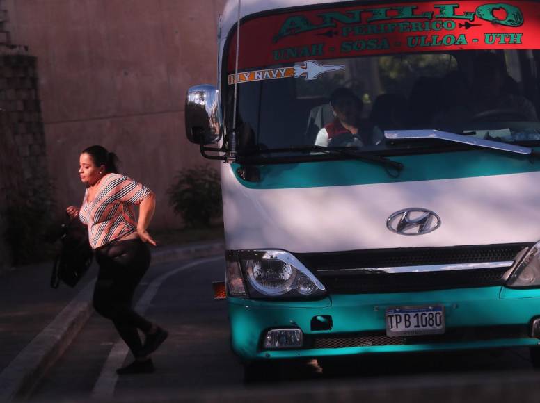 Ni botón de pánico, ni aire acondicionado y mucho menos conductores certificados: así es la realidad de viajar en rapidito en la capital