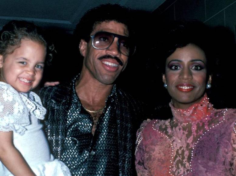 El drama detrás de Lionel Richie al adoptar a su hija Nicole: su padre la llevaba al concierto porque nadie quería cuidarla