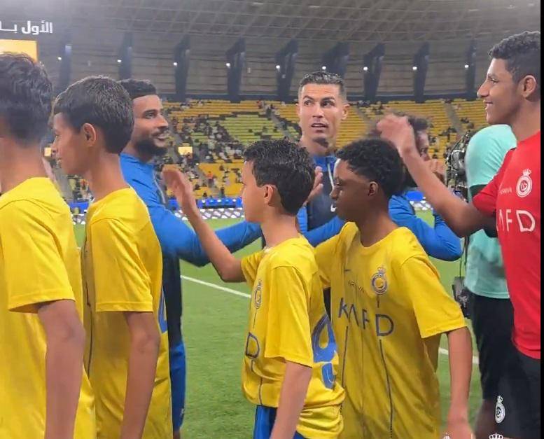 Niño interrumpe partido para abrazar a Cristiano Ronaldo - El Sol