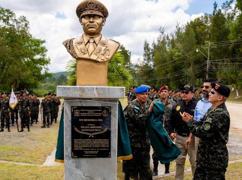 Develan busto en honor al zar antidrogas Julián Arístides González