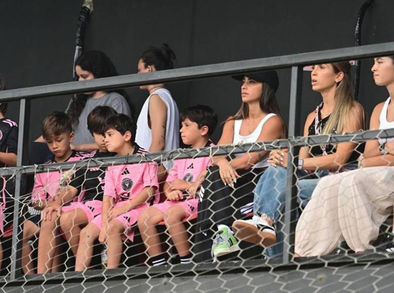 En fotos: Messi y Antonela Roccuzzo causan revuelo en Argentina tras debut de su hijo