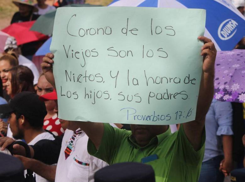 Los mensajes que dejó la masiva marcha en Tegucigalpa “Por nuestros hijos”