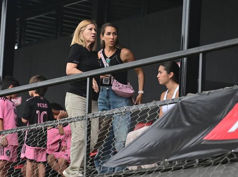 En fotos: Messi y Antonela Roccuzzo causan revuelo en Argentina tras debut de su hijo