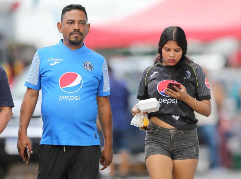 Auzmendi manda beso a su novia en las gradas y la fiesta de Motagua en el Nacional