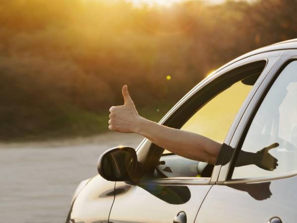 En vista de que tú no transitas solo por las calles y carreteras, debes tener presente que los otros conductores merecen respeto y comprensión. Favorece el tráfico vial haciendo un uso correcto de tu propia unidad.