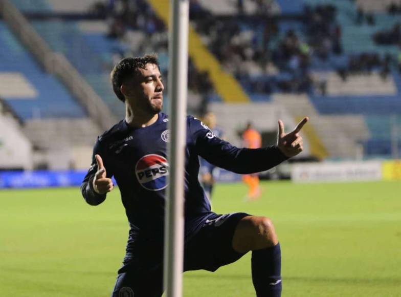 Beso de Auzmendi a aficionada y el niño que debutó con el Motagua