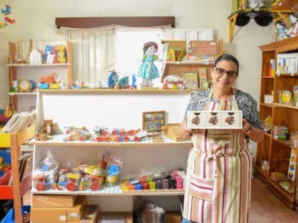 Desde hace 26 años, Marcia Pineda se dedica, junto con su familia, a la elaboración de juguetes didácticos y otros artículos a base de madera.