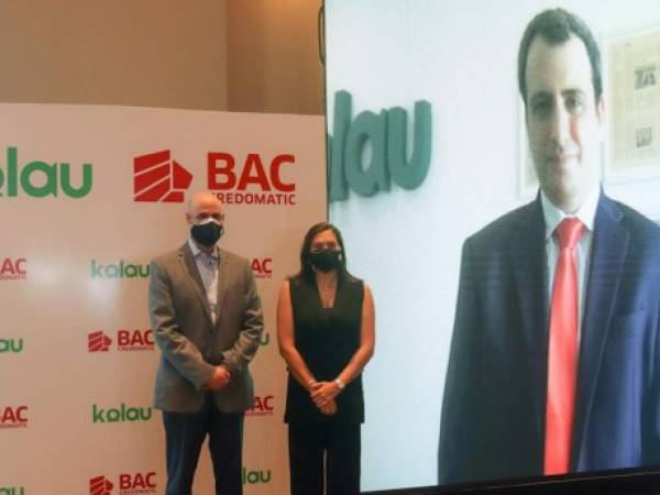 Los representantes de BAC Credomatic: Sebastián Hidalgo, vicepresidente adjunto Comercios Afiliados y Valeria Ríos, vicepresidente de Mercadeo y Comunicación. En pantalla desde España, vía enlace digital: Danny Sánchez-Mola, CEO Fundador Kolau.