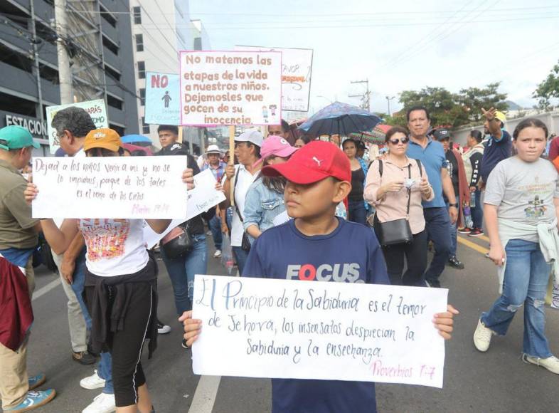 Los mensajes que dejó la masiva marcha en Tegucigalpa “Por nuestros hijos”