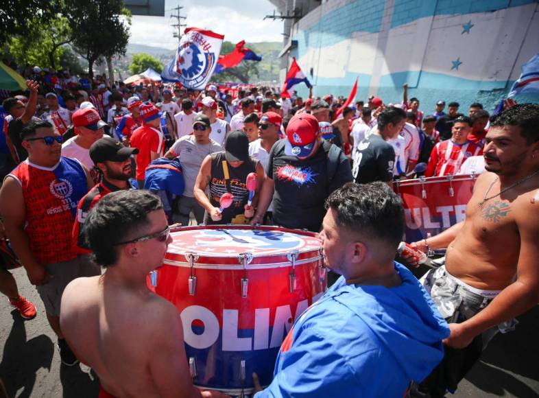 Olimpia - Motagua: ¡Ambientazo! Llegada de la Ultra Fiel al Estadio Nacional para el clásico