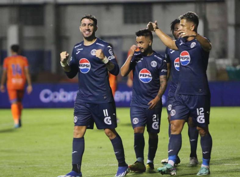 Beso de Auzmendi a aficionada y el niño que debutó con el Motagua