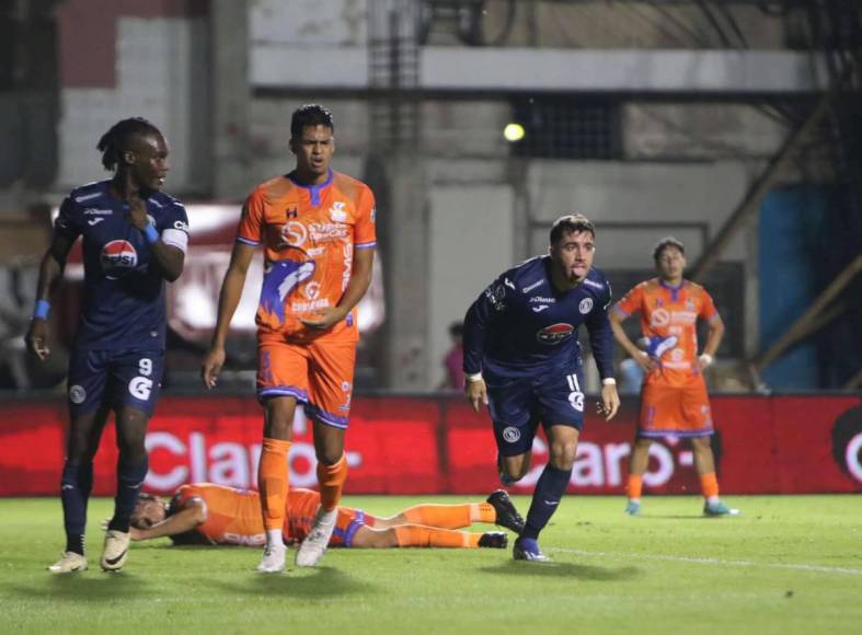 Beso de Auzmendi a aficionada y el niño que debutó con el Motagua