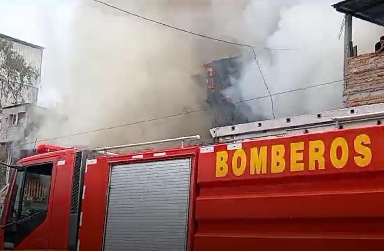 Las imágenes del incendio que consumió tres viviendas en colonia El Progreso