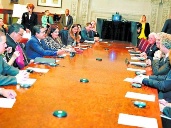 El presidente Juan Orlando Hernández junto a la delegación hondureña en reunión con ejecutivos de la firma National Geographic.