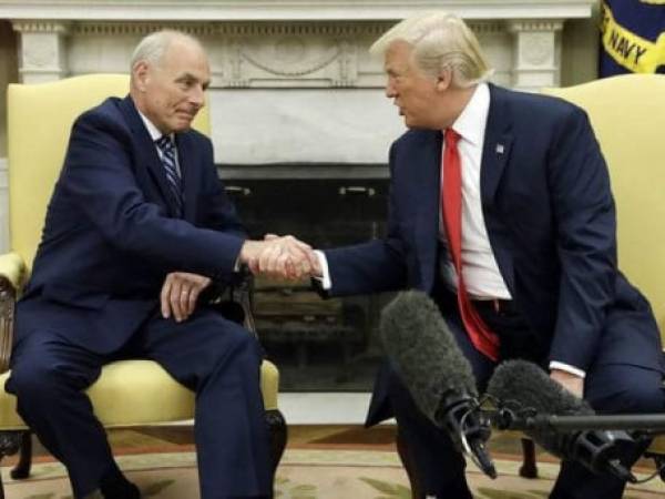 El presidente estadounidense, Donald Trump, asiste este lunes a la juramentación de su nuevo jefe de gabinete John Kelly.