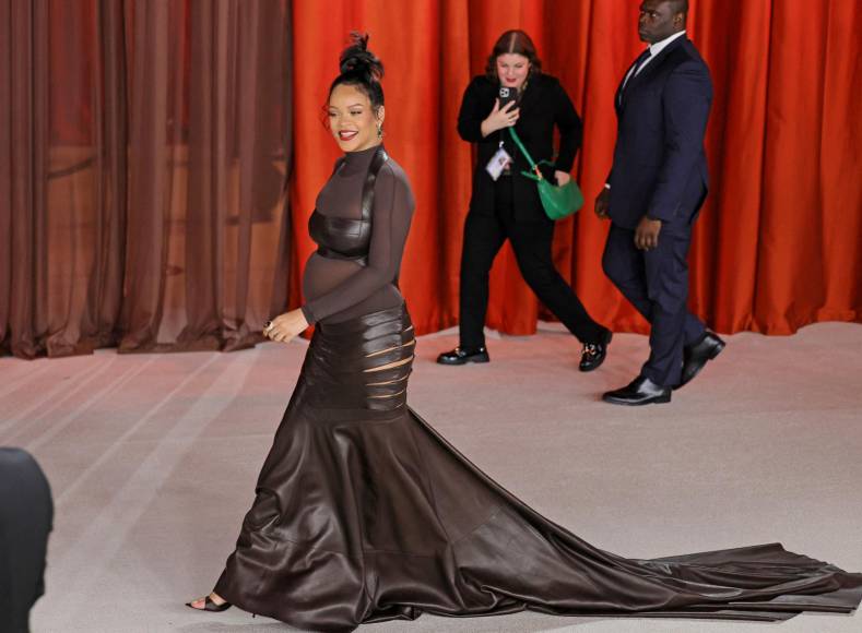 Rihanna deslumbra en la alfombra de los Premios Oscar