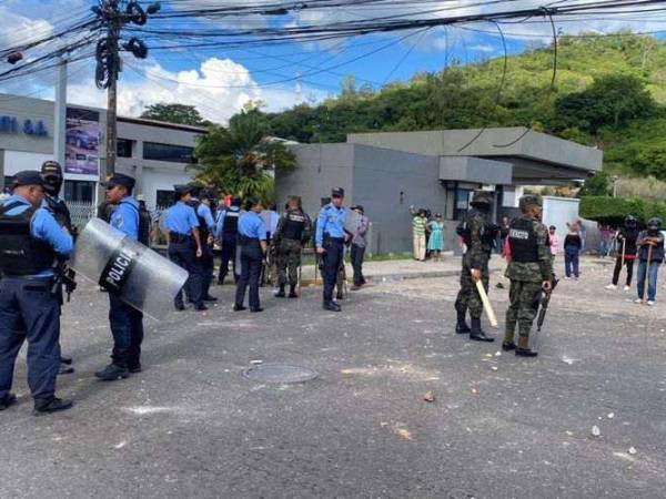 La Policía Nacional llevó orden y puso fin al enfrentamiento.