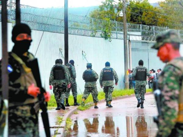 Personal de la Fuerza de Seguridad Interinstitucional Nacional (Fusina) llegó al mediodía de este lunes a las instalaciones de Renaciendo en Támara.