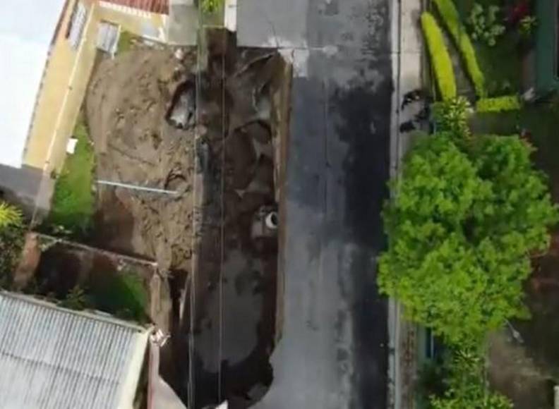 Socavones, carros destrozados y el agua hasta el cuello: Los daños de Bonnie en El Salvador