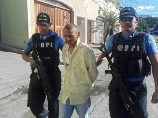 Agentes de la DPI mientras custodian a José Fabricio Martínez tras su captura.