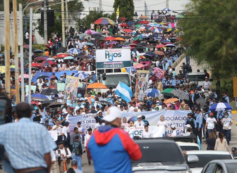 Los mensajes que dejó la masiva marcha en Tegucigalpa “Por nuestros hijos”