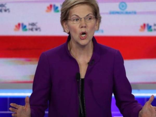 La senadora Elizabeth Warren (D-MA) habla durante la primera noche del debate presidencial demócrata el 26 de junio de 2019 en Miami, Florida. Un campo de 20 candidatos presidenciales demócratas se dividió en dos grupos de 10 para el primer debate de las elecciones de 2020, que tendrá lugar durante dos noches en el Knight Concert Hall del Centro Adrienne Arsht para las Artes Escénicas del Condado de Miami-Dade, organizado por NBC Noticias, MSNBC y Telemundo. Joe Raedle / Getty Images / AFP