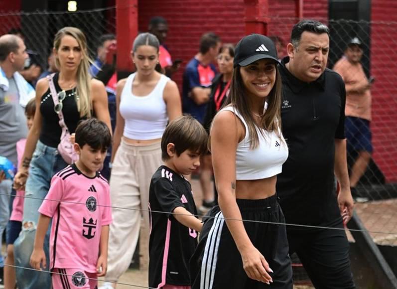 En fotos: Messi y Antonela Roccuzzo causan revuelo en Argentina tras debut de su hijo