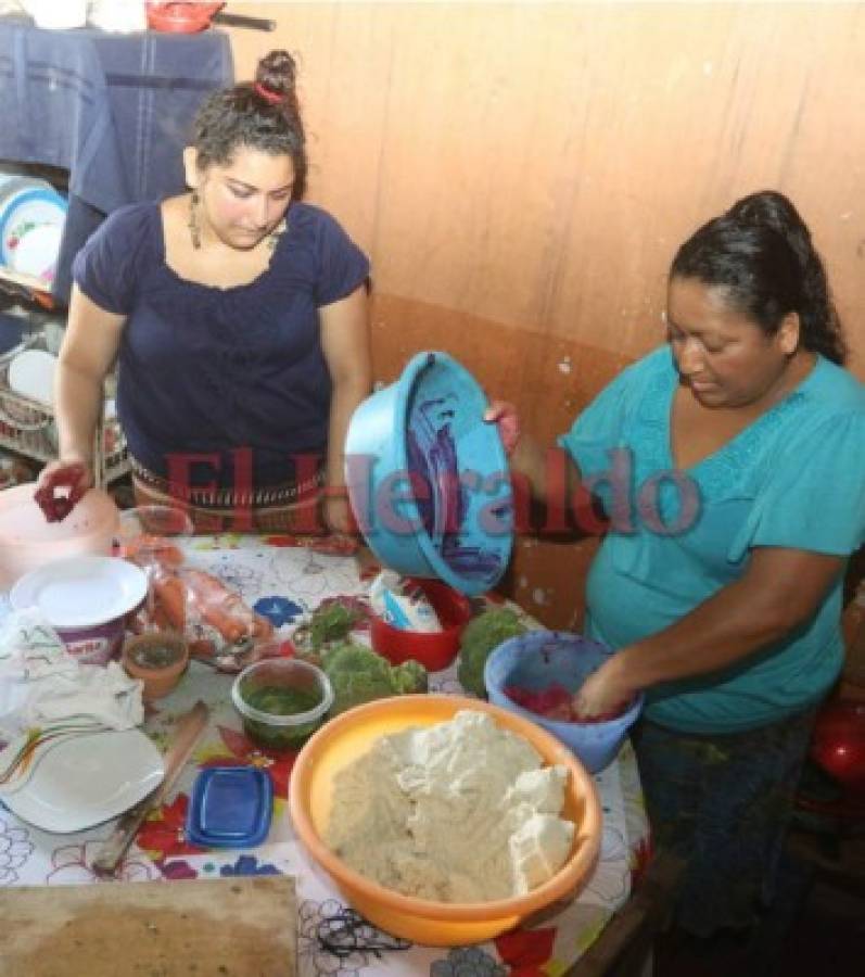 Doña Yesenia Rivera, la hondureña que a fuego lento fusiona el maíz con un sano color