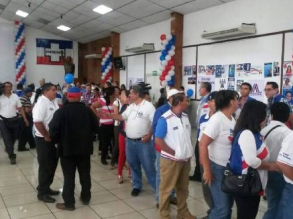 Norman Quijano, alcalde de la capital salvadoreña, llegó temprano a ejercer el sufragio.