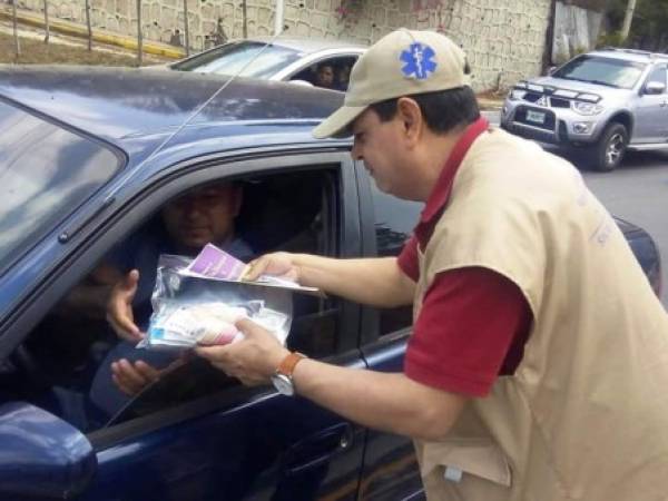 La entrega de kit se realiza en las salidas de la ciudad. Foto: EL HERALDO.