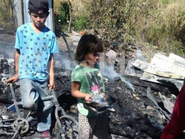 Una familia quedó en la calle tras un voraz incendio que acabó con su casa en la colonia Enmanuel de la capital de Honduras (Foto: Alex Pérez / Sucesos EL HERALDO / EL HERALDO Honduras / Noticias de Honduras)