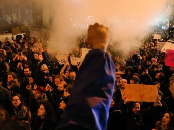 Desde la victoria de Trump en las elecciones del martes, miles de personas en todo el país, incitadas por el temor y la indignación, tomaron las calles con protestas en su mayoría no violentas.