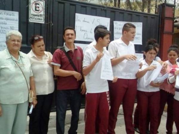 Padres de familia de la Escuela Normal Mixta Pedro Nufio se sumaron a la protesta ya que el programa afecta su economía.