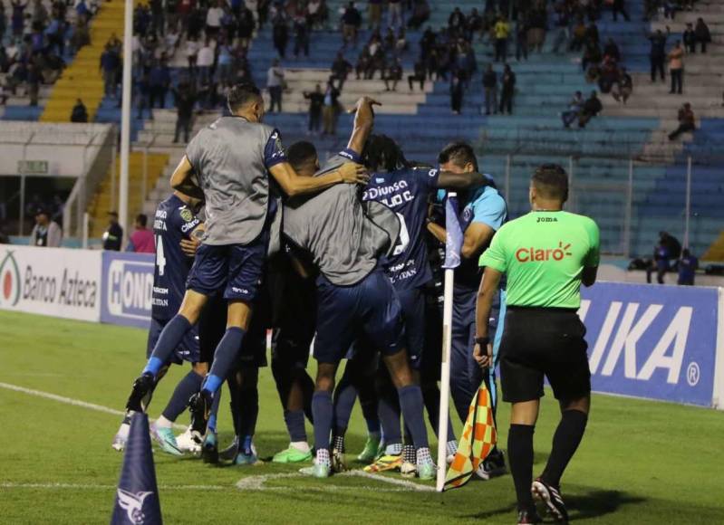 Beso de Auzmendi a aficionada y el niño que debutó con el Motagua