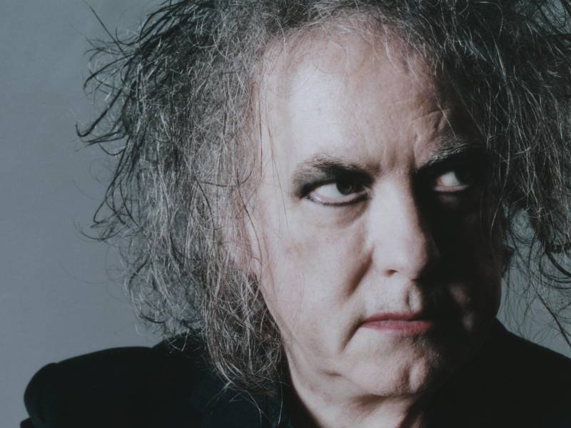 Robert Smith a sus 65 años aún lidera a The Cure, banda que inspiró la imagen del gótico con mal de amores.