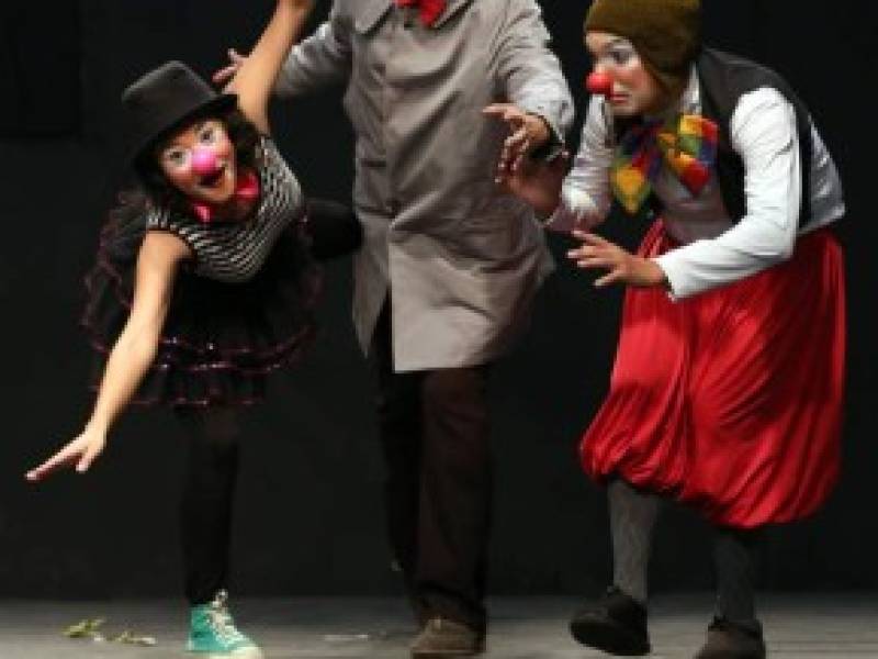 Los integrantes de TeguzClown, un colectivo de teatro, circo y performance, durante una de sus actuaciones en el escenario.