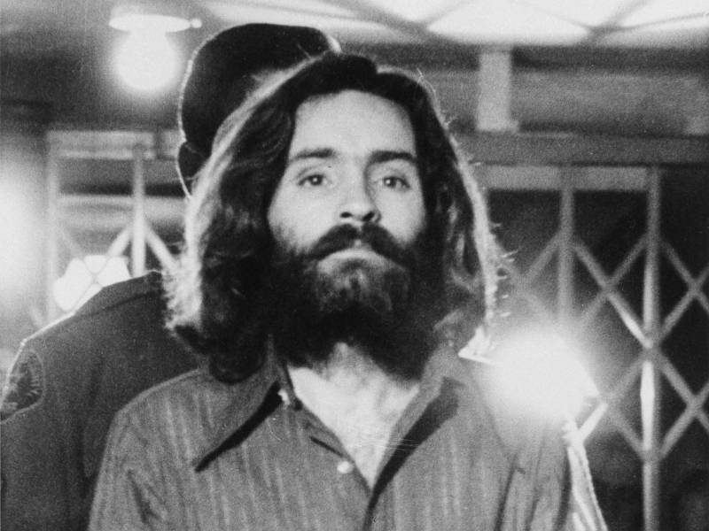 Al estar en prisión por liderar una secta homicida, Charles Manson se convirtió en la fijación romántica de muchas fanáticas.