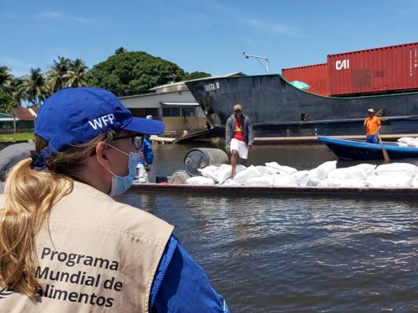 El Programa Mundial de Alimentos se encarga de llevar los alimentos para merienda escolar hasta los almacenes distritales y municipales.