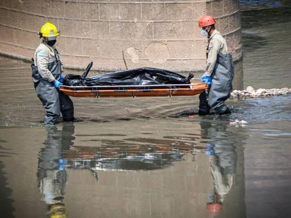 La tragedia de este hombre, hasta ahora desconocido, se ha vuelto la imagen misma de la crisis que atraviesa el país en materia forense luego que debido a un paro de labores no hay autopsias ni levantamientos de cadáveres. Así fue recuperado el cuerpo tras permanecer 30 horas tirado.