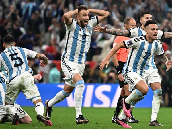 Los argentinos no podían creerlo, ¡son campeones mundiales! Este domingo Argentina se llevó la victoria ante Francia en la tanda de penales. Aquí las imágenes de la celebración.