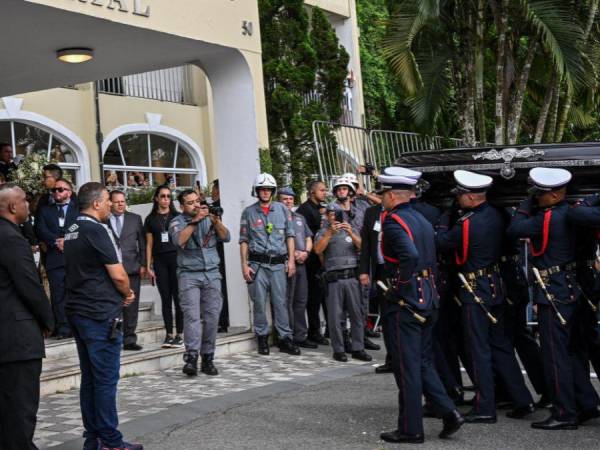 En medio de una multitud envuelta en la tristeza por su partida a los 82 años, el cuerpo de Pelé llegó en horas de la mañana de este martes al cementerio Memorial Necrópole Ecumenica luego de haber recibido un multitudinario funeral en el estadio Urbano Caldeira, el palacio en donde se consagró como el “Rey del Fútbol”.