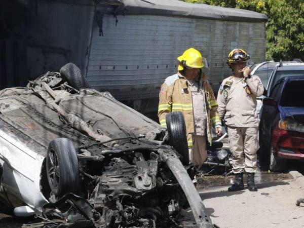 El misterio sobre el paradero del conductor de la rastra que el viernes 25 de noviembre causó un terrible accidente vial que dejó muertos, heridos e incontables daños económicos está cerca de resolverse, según los más recientes datos obtenidos por las autoridades, además, con las horas salen a la luz nuevos detalles que podrían explicar lo ocurrido.