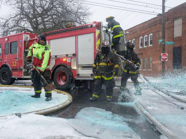 Una fuerte tormenta invernal acompañada de temperaturas gélidas sigue perturbando el fin de semana de Navidad en Estados Unidos, donde ya provocó la muerte de al menos 17 personas y la cancelación de miles de vuelos. A continuación más detalles